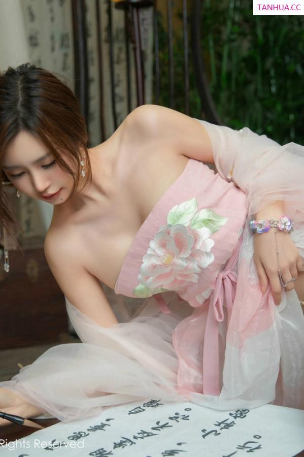 綺裡嘉 绮里嘉 [XiuRen]高清写真图 2024.11.20 No.9475 绮里嘉ula 古风美腿第15张图片